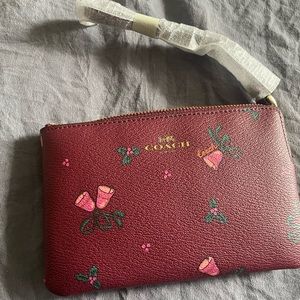 Brand New , tags, packaging, insulation HOLIDAY COACH WRISTLET